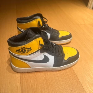 Basket skor trainers - Säljer ett par skor i riktigt snygg färgkombination av svart, vit och gul. Perfekta för både vardag och idrott! De är i bra skick med lite smuts på sulan. (Skorna tvättas innan de skickas iväg!)
