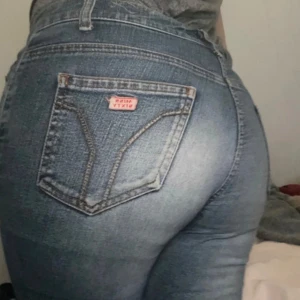 Blå lågmidjade jeans från Miss Sixty - Säljer ett par miss sixty jeans i bra skick. De är lågmidjade och har en snygg bootcut passform som passar perfekt till vardags. Jeansen har den ikoniska miss sixty-loggan på bakfickan och är gjorda i slitstarkt denim. Perfekta för både höst och vår! OBS! : lite slitna vid hälarna och vid låren. KAN TÄNKA MIG ATT TÄNKA PRISET