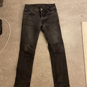 Nudie Jeans - Säljer ett par nudie jeans i den eftertraktade modellen Grim Tim! | Skick 10/10 | Pris 679 | W29 | L30 | Perfekt med ett par svarta jeans nu till vintern! | Bara höra av sig vid frågor🙌🤝