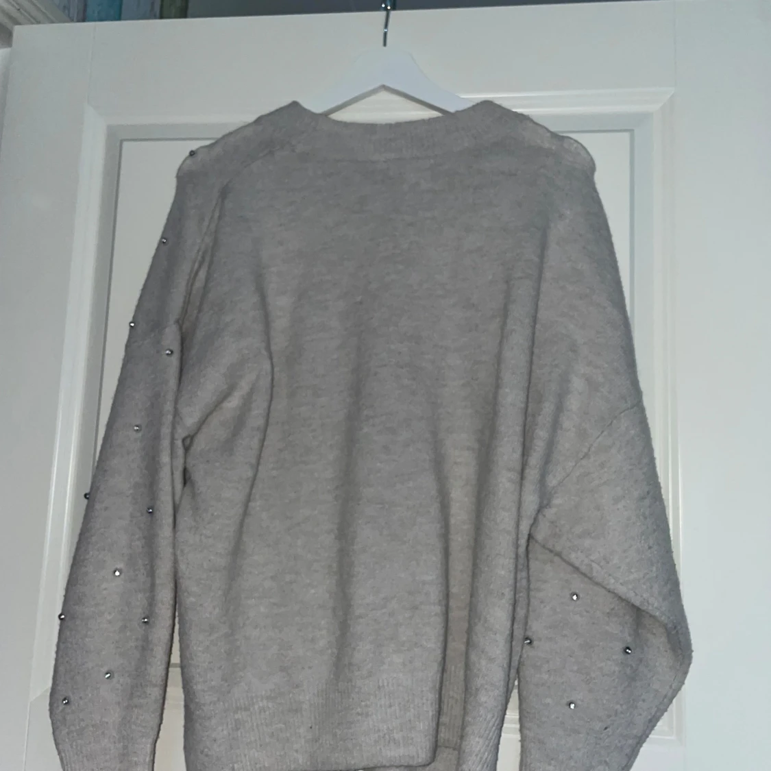 Grå tröja med pärlor från H&M - 90