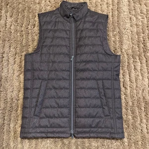 Riley väst  - Rikigt snygg o skön väst som ger de där lilla extra till varenda outfit! 🤩helt ny 