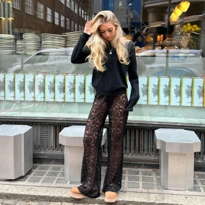 Svarta spetsbyxor - Säljer nu mina svarta spetsbyxor som är perfekta för en utekväll eller fest. De har en loose passform med resor i midjan. Perfekta att matcha med en enkel topp. Skriv gärna privat för egna bilder 