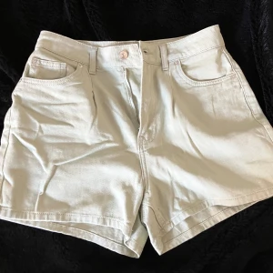 Ljusgröna shorts från H&M Divided - Ljusgröna shorts från H&M Divided i storlek 38. 