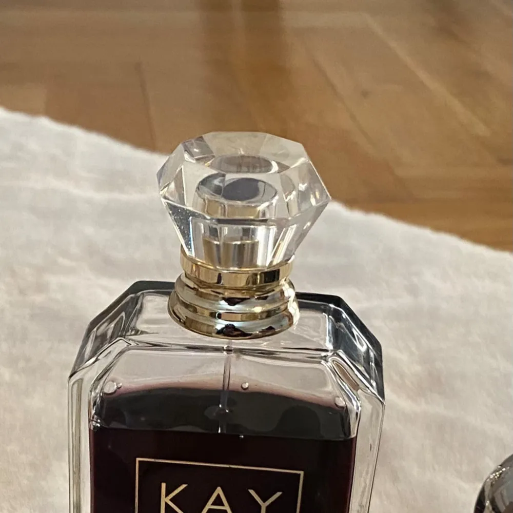 Säljer en samling parfymer inklusive Yves Saint Laurent Black Opium, Kayali Vanilla, Burberry Her och Emporio Armani Because It's You. Flaskorna är i olika former och färger, från elegant svart till mjukt rosa. Perfekt för den som vill ha en varierad doftgarderob. Priserna varierar från 400kr till 800kr. Passa på att fynda!. Parfym.