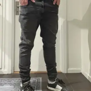 Vi säljer nu dessa Levi’s 511 premium jeansen i färgen grå/mörkgrå | Storlek: 32/32, slim fit | Skick: 9,5/10, nästintill helt nya | Nypris: ca 1300kr | Hör gärna av dig om du har några övriga frågor!