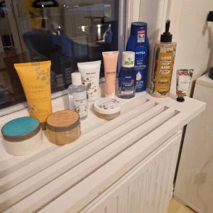 Sminkprodukter från Lumene och H&M - Säljer en Lumene Natural Glow Foundation i en praktisk tub och två H&M Contour Sticks i elegant svart förpackning. Perfekt för att skapa en naturlig och definierad look. Allt är i bra skick och redo att användas!