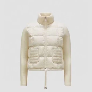 Vit pufferjacka med dragkedja - Säljer en snygg vit moncler  med dragkedja och hög krage. Jackan har långa ärmar och praktiska fickor framtill. Helt ny endast testat! Skriv för pris 