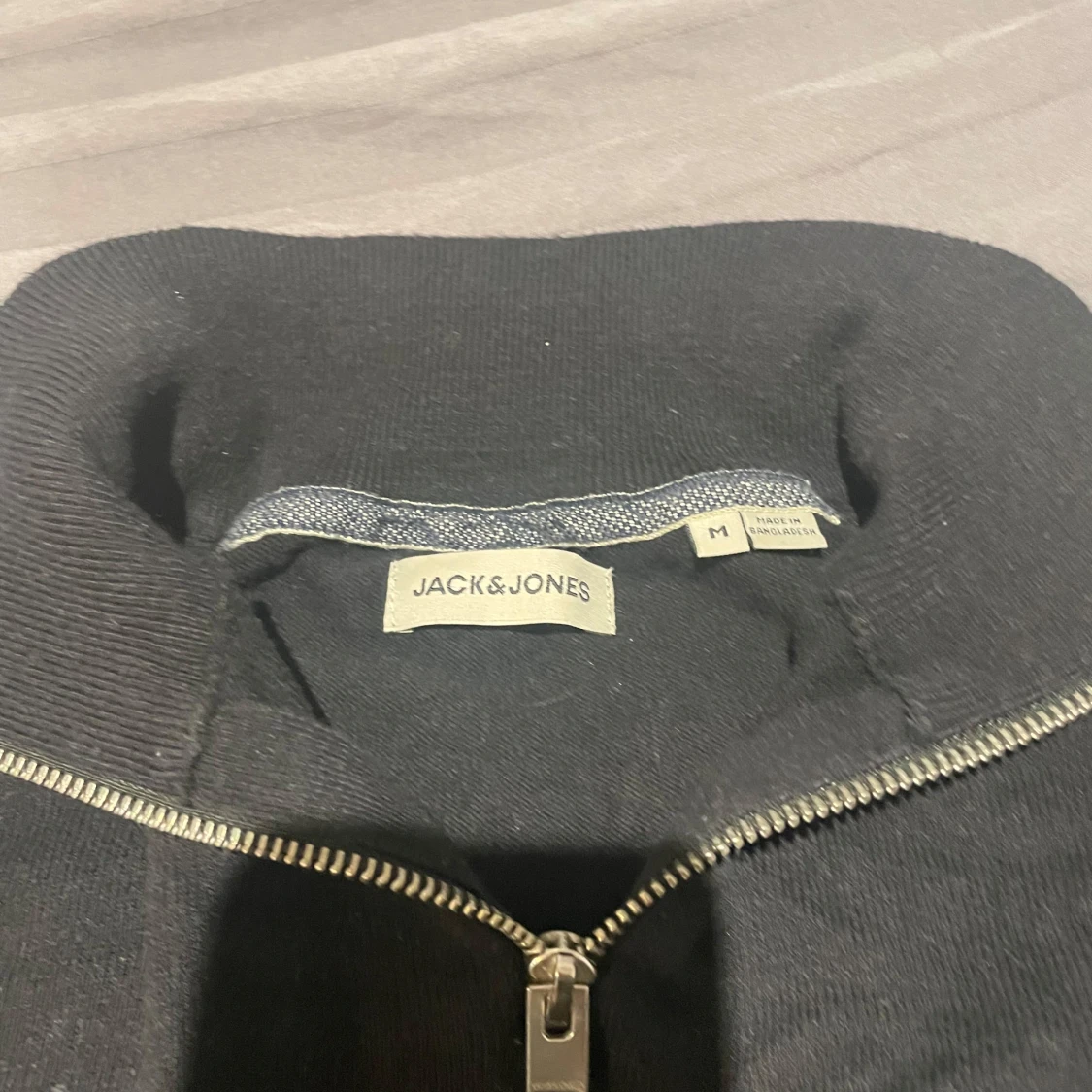 Svart tröja med dragkedja från Jack & Jones - 92