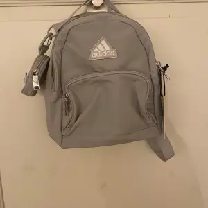 En praktisk och söt ryggsäck från Adidas! Aldrig använd med lappen kvar💕