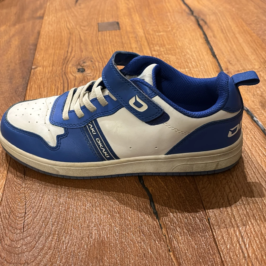 Blå och vita sneakers från Dax Owen - 92