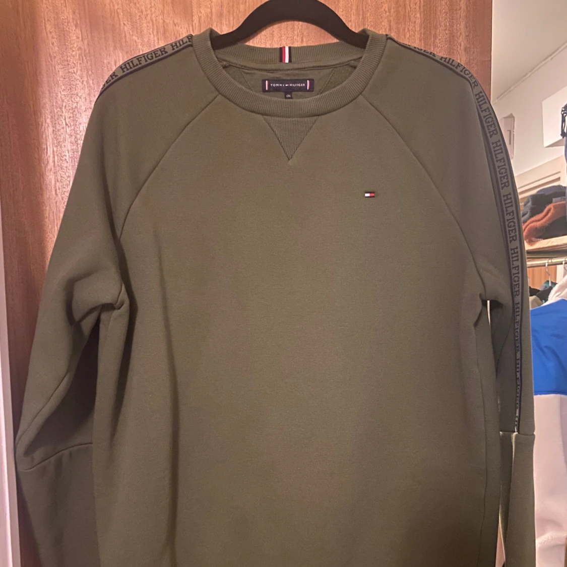 Olivgrön tröja från Tommy Hilfiger