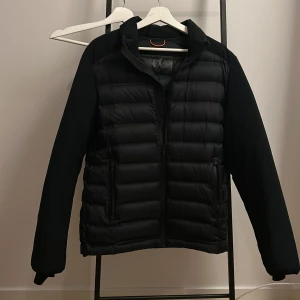 Svart allvädersjacka från Lindbergh - Säljer en svart cardigan från Lindbergh i storlek S. Jackan funkar i alla väder, använt sparsamt. Skick 9/10 nypris 3000, pris går att diskutera 