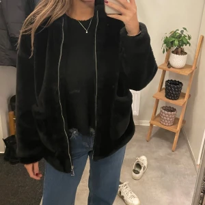 Svart pälsjacka - Säljer en supermjuk och fluffig svart pälsjacka🖤