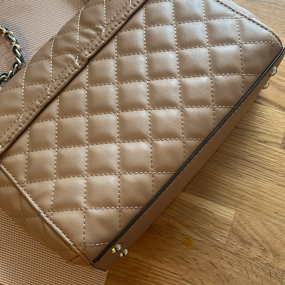 Beige quiltad axelväska från Guess - 92