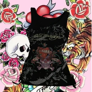 Ed Hardy linne med rhinestones - Jättefint ed Hardy linne, inga defekter! Passar för någon som är lite större i kroppen 