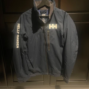 Helly Hansen jacka - Skick 9/10, en liten lagning vid axeln lagad hos skräddare, knappt synligt storlek S 