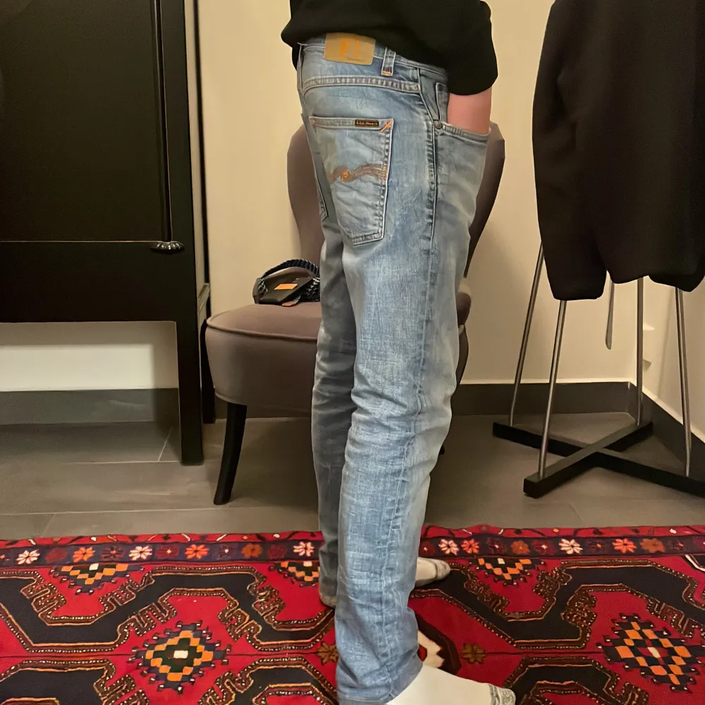 Ett par nudie jeans | storlek 31W | Modellen är 183cm | Fast pris. Jeans & Byxor.