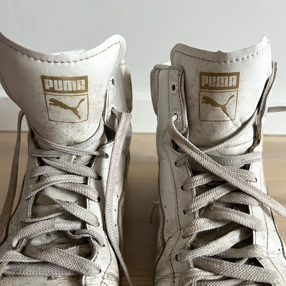 Vintage Puma sneakers. Tecken på användning (se bilder). Har burits i skogen så behöver rengöras . Skor.