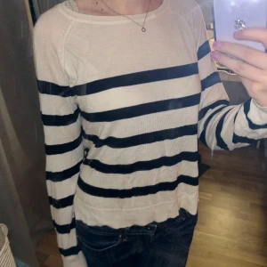 Randig tröja i svart och vit - Säljer en snygg randig tröja från H&M då den inte kommer till användning! Använd fåtal gånger, den är i väldigt bra skick. Den har långa ärmar och en avslappnad passform. 💞💞