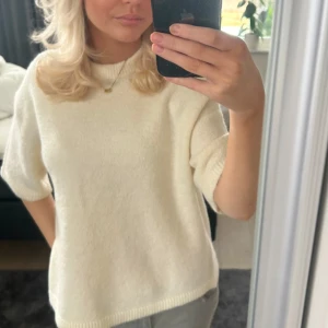 Vit stickad tröja - Säljer en superfin vit stickad tröja i bra skick. Perfekt för både vår och höst, och den är riktigt snygg! använd ett mycket fåtal gånger, den har inga defekter då jag varit väldigt försiktig med den!