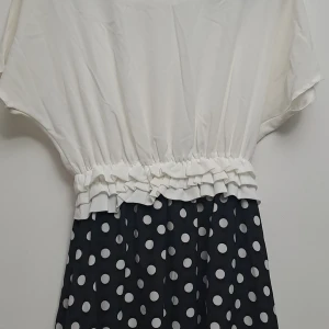 Tre unika klänningar i olika stilar - Säljer tre klänningar i olika stilar. Den första är en vit och svart prickig klänning med volangdetaljer. Den andra är en mintgrön klänning med volanger och en luftig passform. Den tredje har ett schackrutigt mönster i svart och vitt med en limegrön detalj. Perfekta för olika tillfällen!