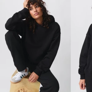 Svart oversized hoodie - Säljer en superbekväm svart oversized hoodie, perfekt för mysiga dagar nu i vinter. Den har inga deffekter och har används sparsamt