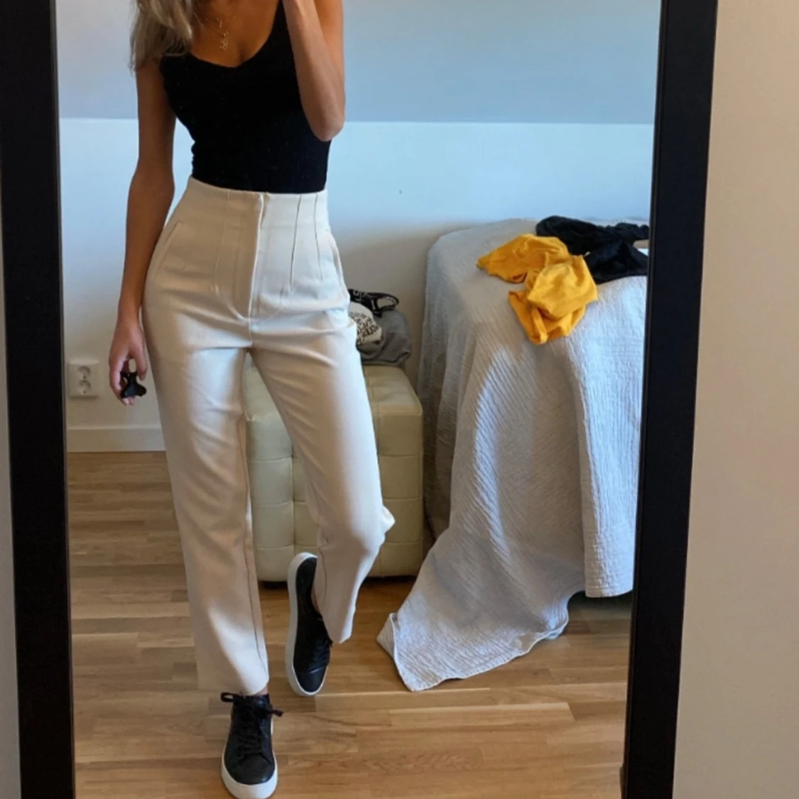 Beige högmidjade byxor