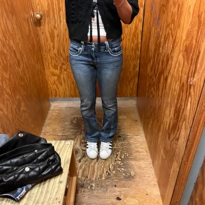 Blå jeans från Daytrip - Säljer ett par snygga blå jeans från Daytrip. De har en bootcut-stil och är dekorerade med snygga sömmar och nitar vid fickorna🩷🩷