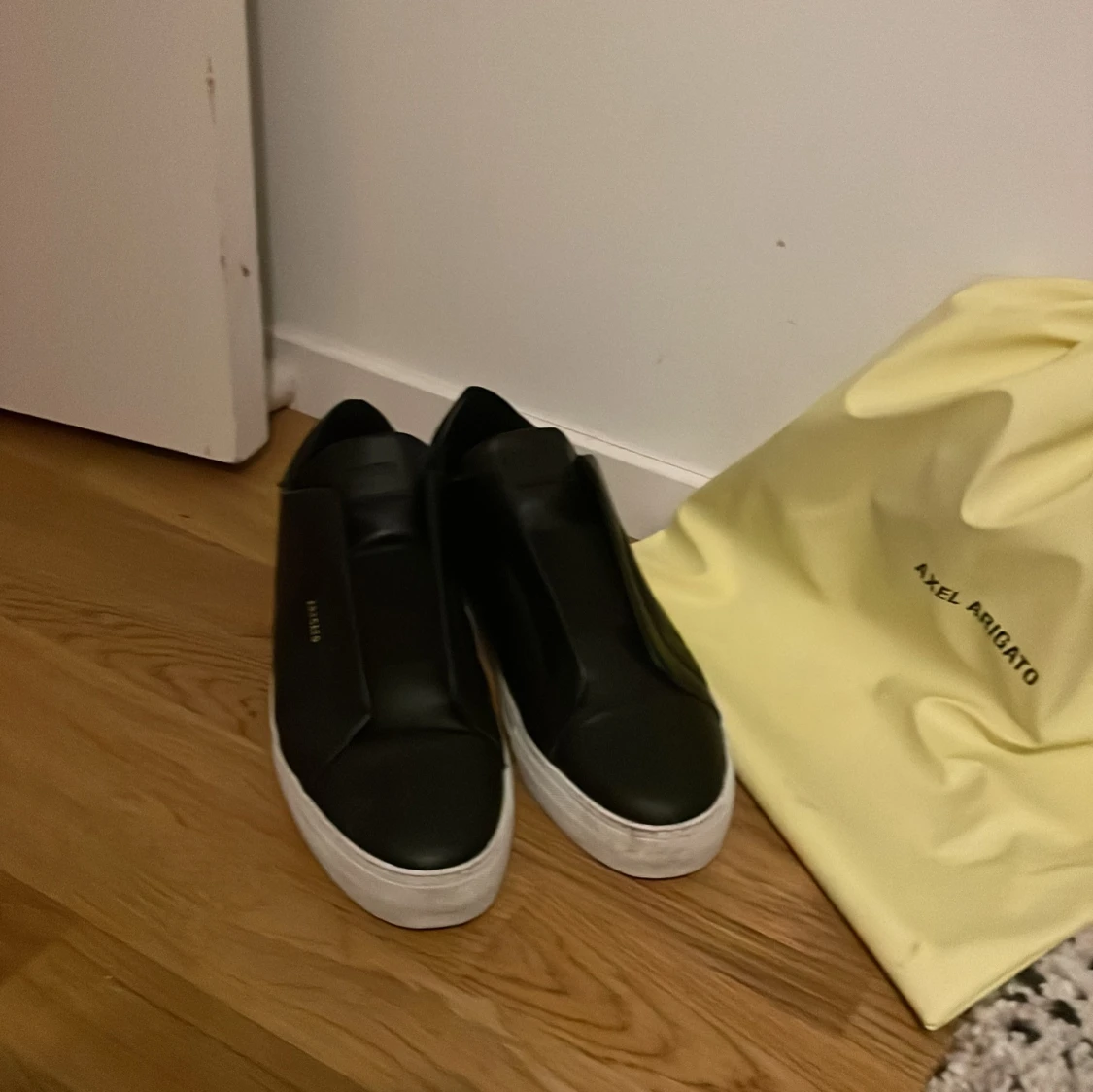 Svarta sneakers från Axel Arigato - 1