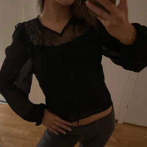 Svart blus - Jätte söt svart blus från Hm i fint skick (sitter som S)