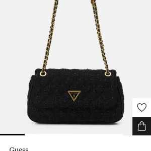Svart axelväska från Guess - Snygg svart axelväska från Guess i mycket bra skick. Väskan har en elegant kedjerem i guld och ett quiltat mönster. Perfekt för både vardag och fest! 🖤