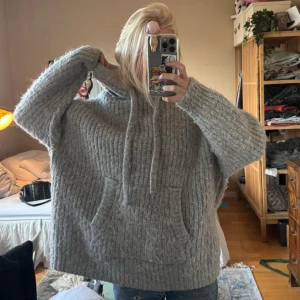 Tjock stickad hoodie - Mysig och oversized grå stickad hoodie från Zara! Tjockt stickad och är storlek XS men är oversized som man ser😃
