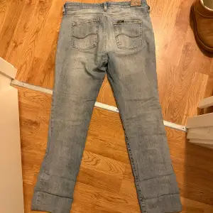  ljusblå jeans från Lee i bra skick. De är lite bootcut.