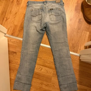 Ljusblå jeans från Lee -  ljusblå jeans från Lee i bra skick. De är lite bootcut.