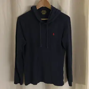 Säljer en stilren mörkblå hoodie från Ralph Lauren i storlek XS. Den har en klassisk design med en liten röd logga på bröstet och justerbara snören i huvan. Perfekt för både vardag och avslappnade tillfällen. Skön och enkel att matcha med det mesta! 💙