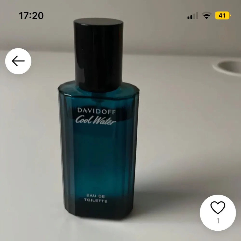 Säljer en fräsch och klassisk Davidoff Cool Water Eau de Toilette. Flaskan är i en snygg djupblå färg med svart kork. Perfekt för en uppfriskande känsla varje dag. Passar både till vardags och speciella tillfällen. En tidlös doft som aldrig går ur stil!. Parfym.