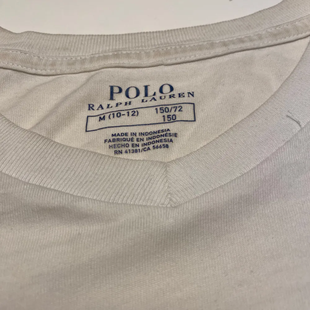 Säljer en klassisk vit t-shirt från Ralph Lauren i storleken M i barnstorlek men passar XS. Det ändå med tröjan är att det är ett litet hål vid armhålan. Det syns inte något skulle jag påpeka. Du kan se hålet på bild 4. Tröjor & Koftor.