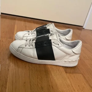 Valentino open -  Säljer eller byter nu mina valentino opens, de är köpta på NK och man får med allt original som dustbag osv. Skicket skulle jag säga är ca 8/10 och har inga stora defekter👍 hör av er om frågor. Byten jag helst byter mot är loubs men kan även tänka mig nått annat om ni har, bara att fråga på