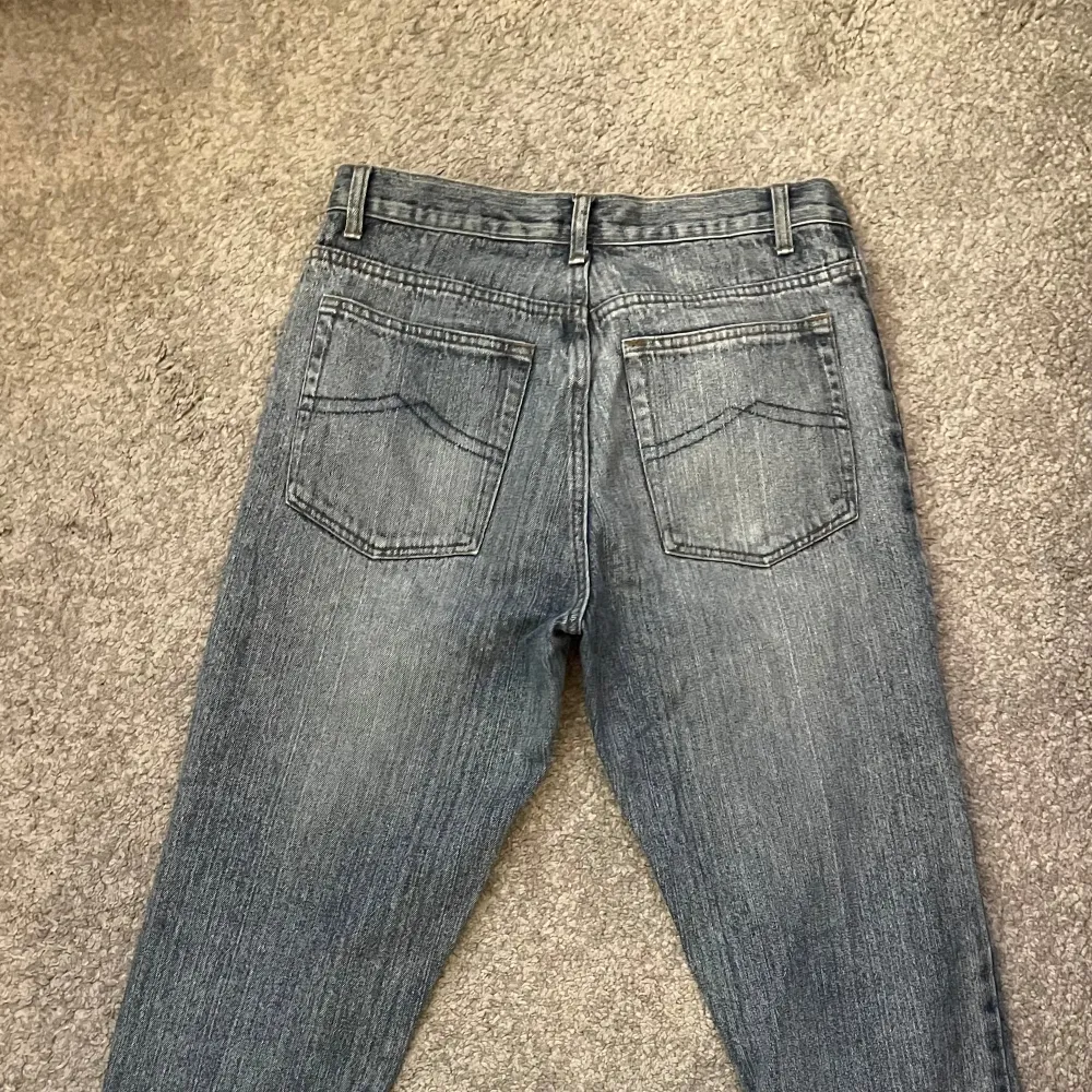 Säljer ett par blågrå jeans från Bootleg i storlek 32. De är i bra skick och har en klassisk bootcut-stil och är midwaist. Perfekta för både vardag och fest! Tillverkade i 100% bomull för en bekväm passform. . Jeans & Byxor.