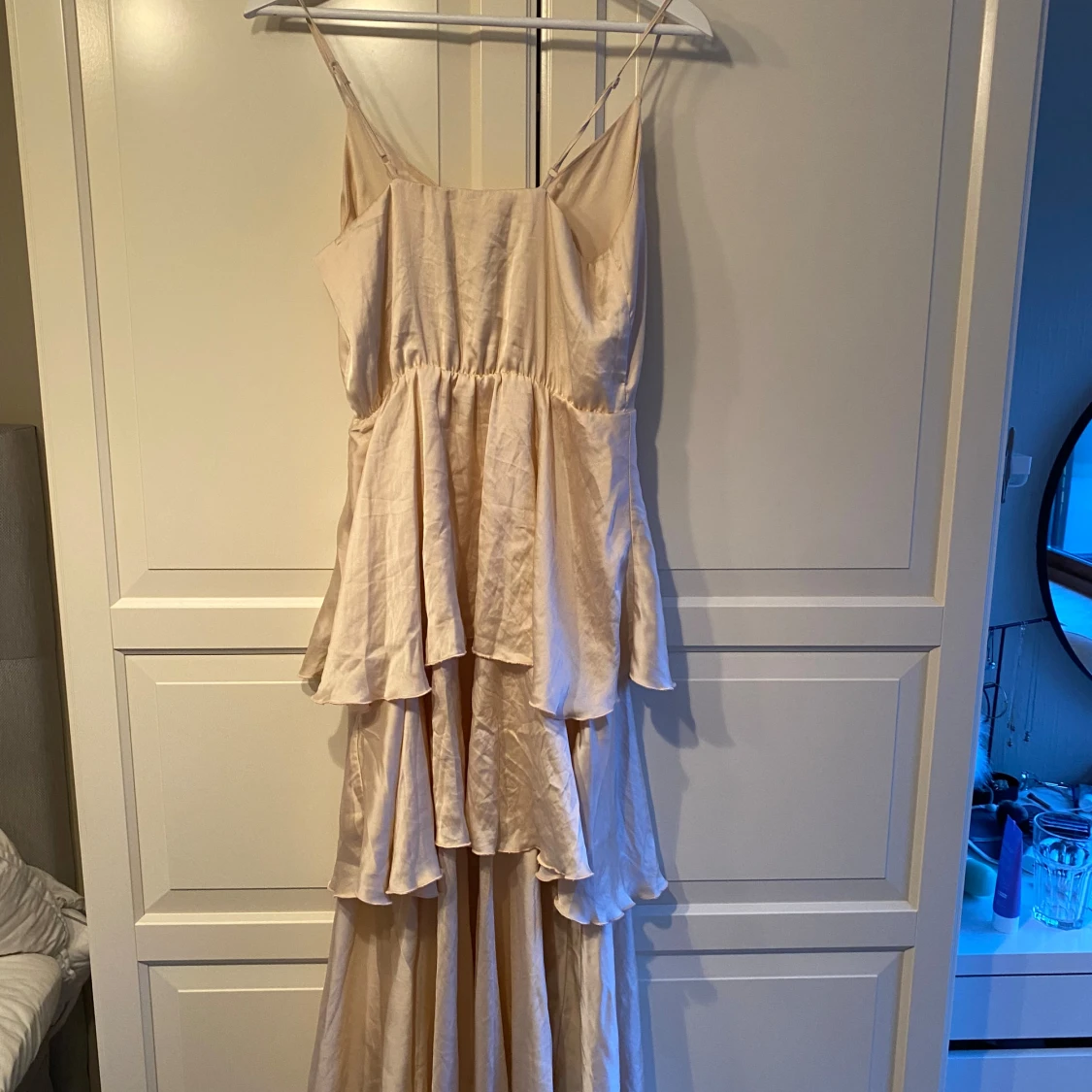 Champagnefärgad klänning med volanger - 90