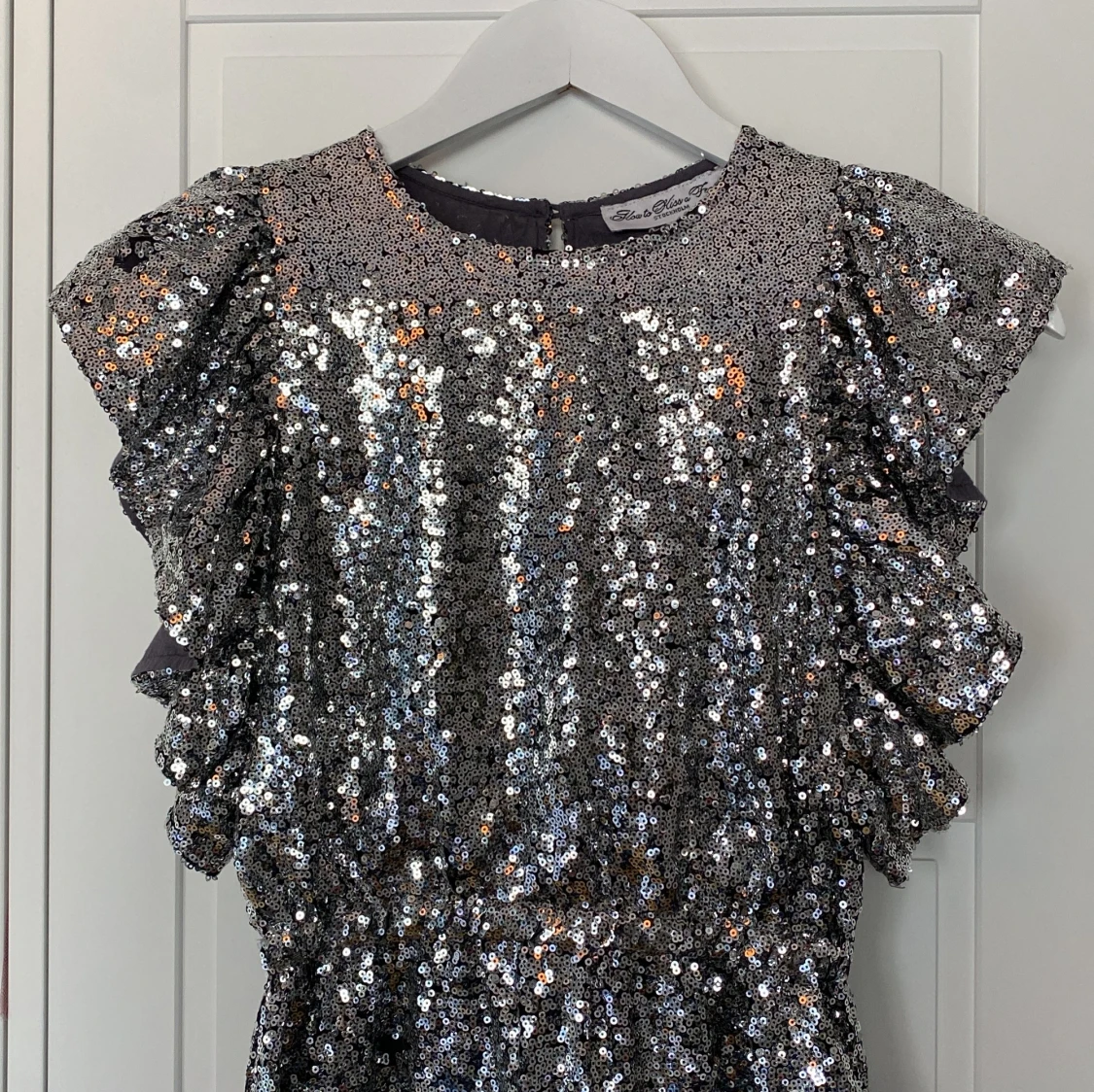 Glittrig silverklänning från How to Kiss a Frog - 90