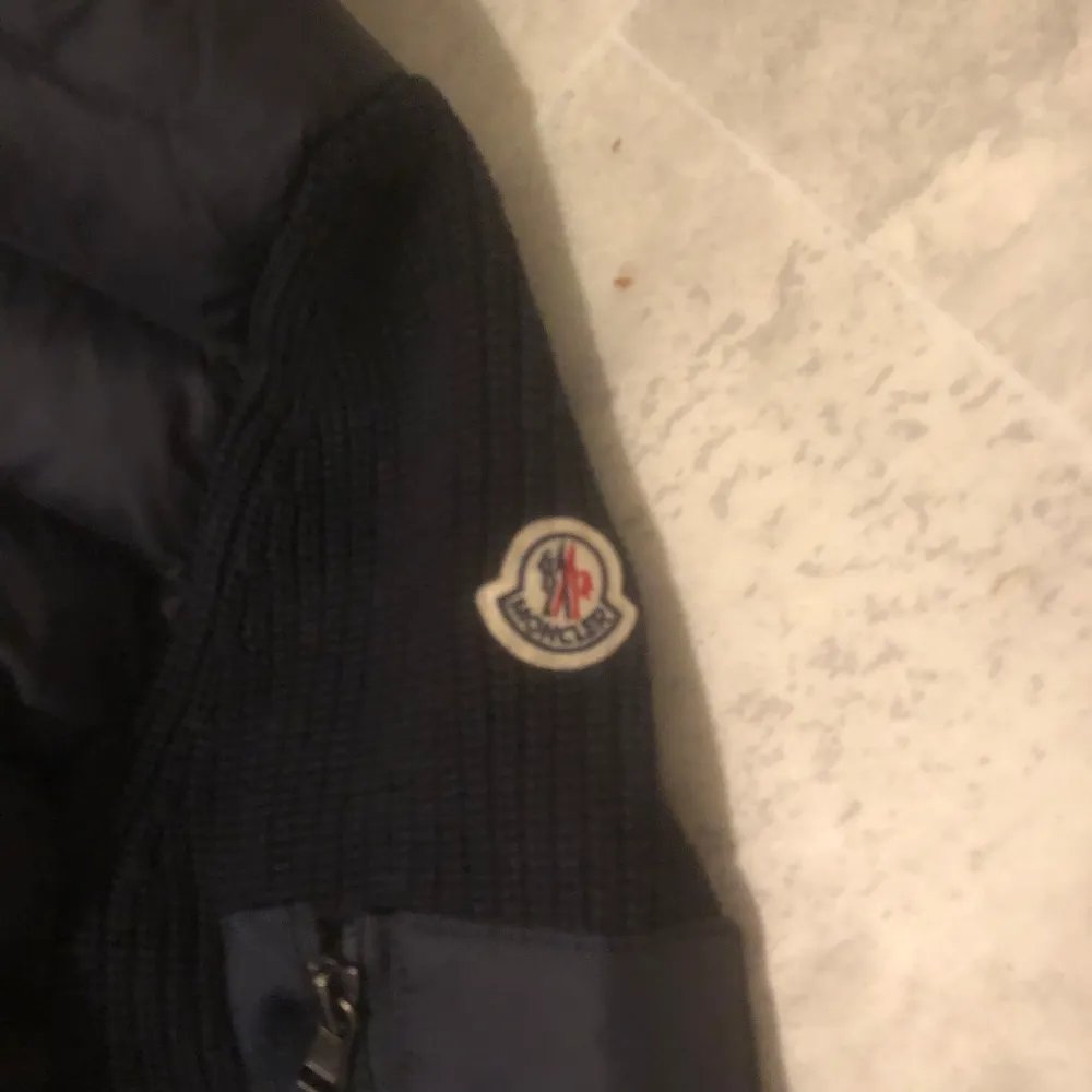 Navy blue cardigan ny skick. Använd fåtal gånger storlek S. Nfc funkar som den ska. Jackor.