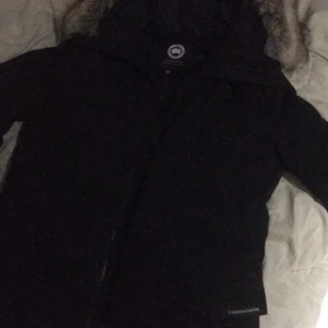  Canada Goose jacka - Säljer en Canada Goose jacka i nyskick. Använt den 3-4 gånger max.Tyvärr är  den för liten för mig nu ,jackan har avtagbar päls. Man fryser aldrig i denna kan jag säga! Perfekt för kalla vinterdagar!
