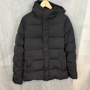 Massimo dutti dunjacka  - Fint skick! Modellen är 185 och bär L