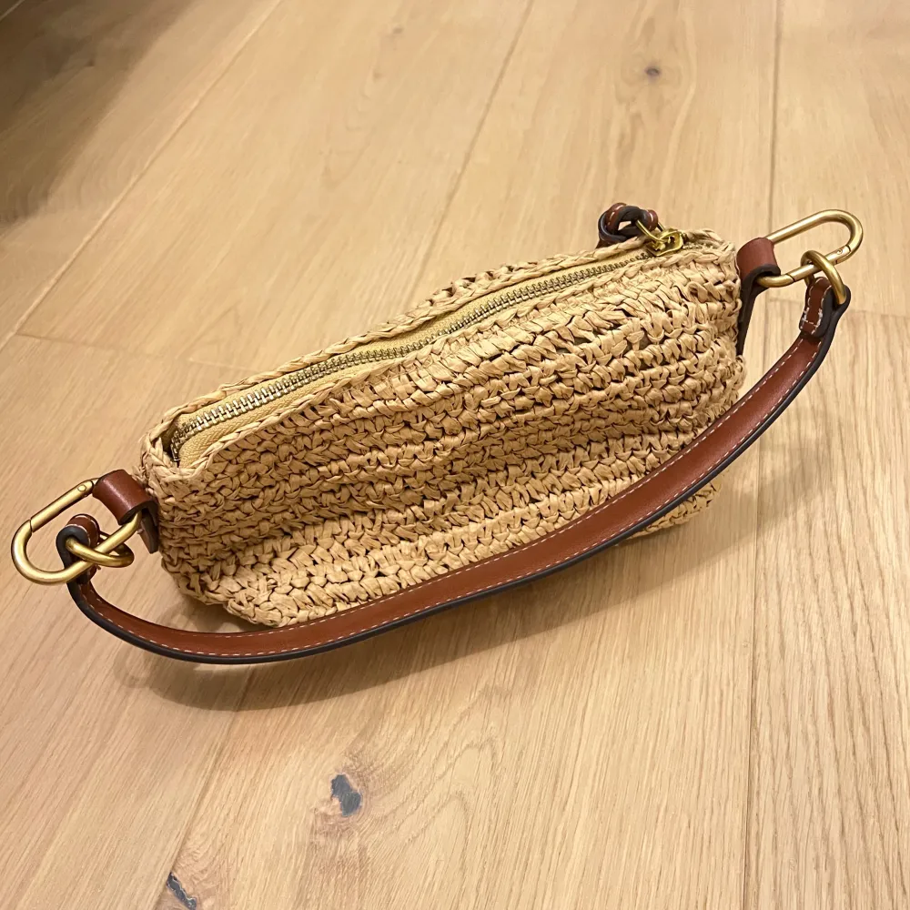 Säljer en superfin beige axelväska i flätat material från mango, väldigt somrig - kommeredxbane till väskan ovkså . Laukut & Käsilaukut.
