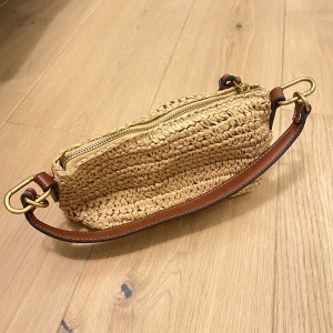 Beige axelväska i flätat material - Säljer en superfin beige axelväska i flätat material från mango, väldigt somrig - kommeredxbane till väskan ovkså 