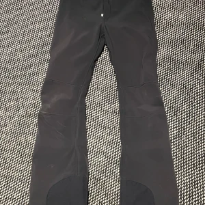 Skidbyxor  Peak performance  - Skidbyxor peak performance  Bra skick Stretch Ganska små i storleken. Innerben 80 cm