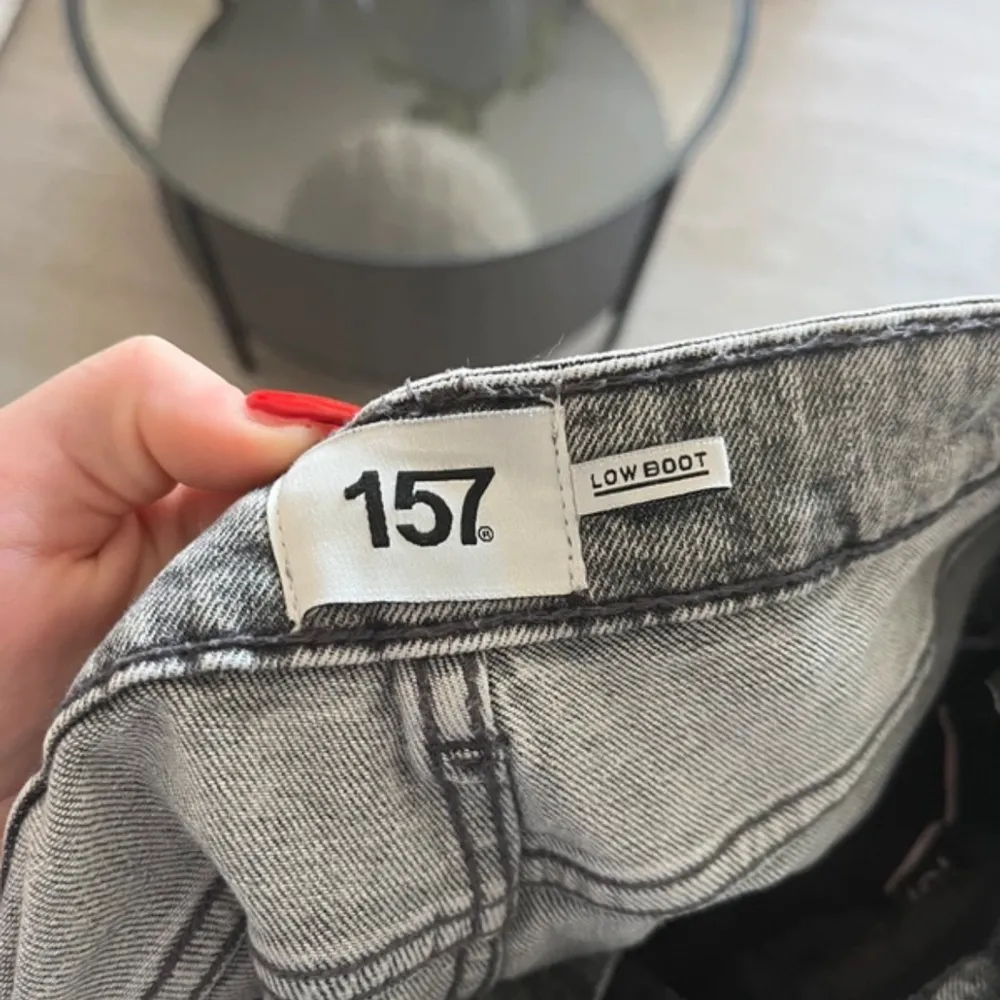 Säljer ett par grå jeans från 157 i storlek M. De är näst in till nya! . Jeans & Byxor.