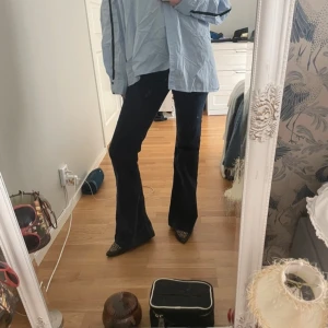 Mörkblå bootcut jeans - Säljer ett par snygga, mörkblå bootcut manschetter byxor i bra skick 💝 Hon på bilen är ca 17