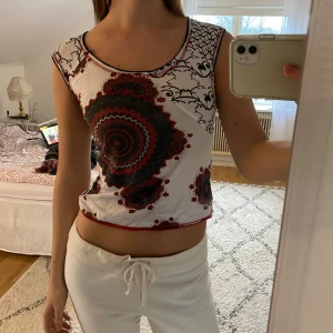 Vit mönstrad topp - Snygg vit topp med svart och rött tryck! ❤️❤️